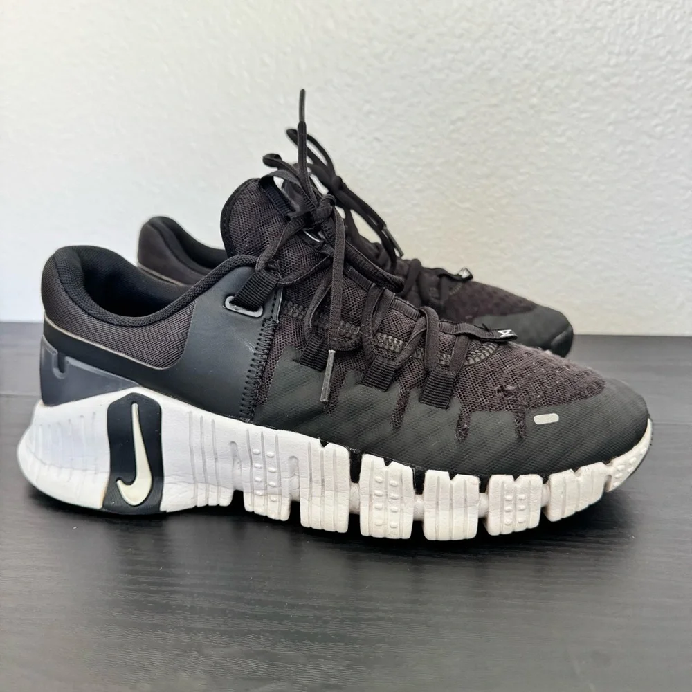 Nike Free Metcon 5 shoes Black and White Size 10